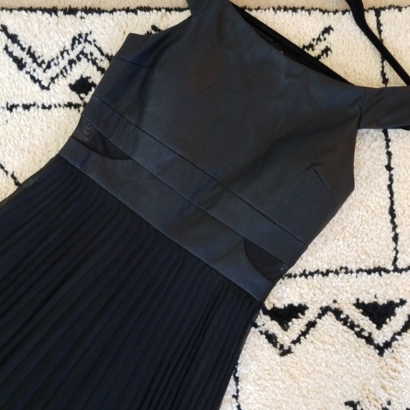 NWOT Off Shoulder Gown - Picture 4 of 7